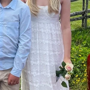 Vit sommar klänning - Sååå fin klänning jag hade på min konfirmation. Har bara använt en gång så den är praktisk tagit ny. Funkar fint till bal och skolavslutning åckså! Perfekt till sommaren