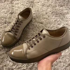 Lanvin Leather captoe - Säljer ett par sjukt snygga ljusgrå lanvin captoe i läder. De är i storlek UK 10 vilket motsvarar ungefär 44-45. Har tyvärr inte box och dustbag därför ingår bara skorna. De är i bra skick 9/10 knappt använda. Skriv gärna över frågor och funderingar, priset kan diskuteras.