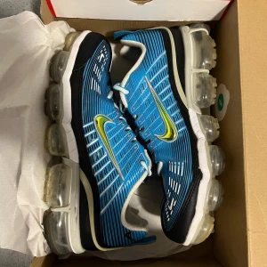 Nike vapormax  - Hej nu säljer jag mina super fina vapomax den är få tall gånger använd jag som har normalt storlek 42 passar perfekt i dessa som är storlek 44 då de är lite tighta så jag fick köpa lite större priset går att diskutera 