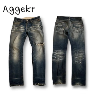 Sjuka Replay Jeans - Sho, säljer nu mina överfeta replays, hål i ena knäet o lite heel drag annars inget att tänka på🤙 30/32 skriv ifall ni har frågor ❤️