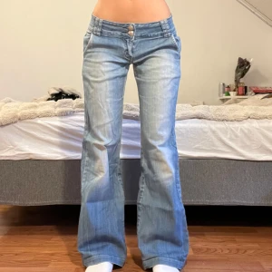 Jeans  - Midjemått: 36cm, innerbenslängd: 81cm (uppsydda) 💖
