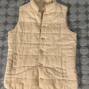 Beige quiltad väst från John Henric - John Henric väst|Skick 8/10| Storlek S|799kr| väldigt gott skick|