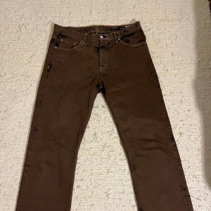 Hope rush jeans - Hope rush denim i size 31!  slitage vid fållen på båda byxbenen men utöver det är byxorna i gott skick. Kan skicka fler bilder vid behov!