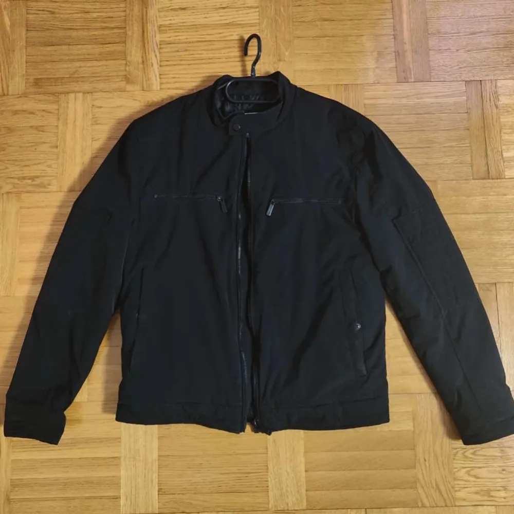 Svart bomberjacka från Zara i bra skick till salu! Storlek M, Från det kända varumärket Zara, En stilren jacka som passar till många outfits, Hör av dig om du är intresserad eller vill veta mer! PRIS KAN DISKUTERAS!. Takit.