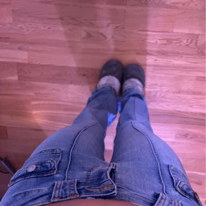 Jeans med fickor på framsidan  - Första bilden är lånad, köpt på Vinted.Säljer då jag inte kan ha dom, storlek XS men passar S också. Kan nog även passa storlek M men osäker. Då dom är stretchiga. Finns en liten slitning längst ner men inget man tänker på