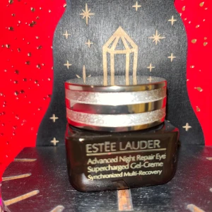 Estée Lauder Advanced Night Repair Eye Gel-Creme - Säljer en burk Estée Lauder Advanced Night Repair Eye Supercharged Gel-Creme. Denna ögonkräm är designad för att återhämta och återfukta huden runt ögonen under natten. Kommer i en elegant mörkbrun burk med silverdetaljer.