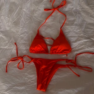 Orange bikini med cover up - En jättefin bikini som aldrig använts för att den är för liten. Den är i storlek L men är mer som storlek M. 