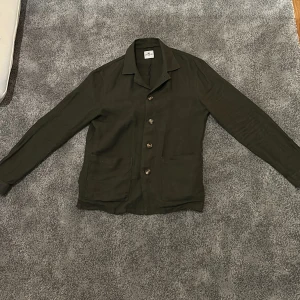 John Henric overshirt olivgrön  - John Henric Linne overshirt. Använd ett fåtal gånger och är i nyskick. Nypris 1199