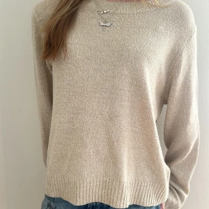 Stickad tröja  - Mysigt och fin tröja ifrån hm❤️ Pris kan du diskuteras! Storlek L men sitter bra på mig som är 160 (för preferens)