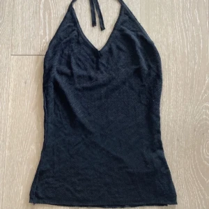 Svart halterneck topp - Snygg svart halterneck topp med knytning i. Toppen har en v-ringad design och har bar rygg❤️