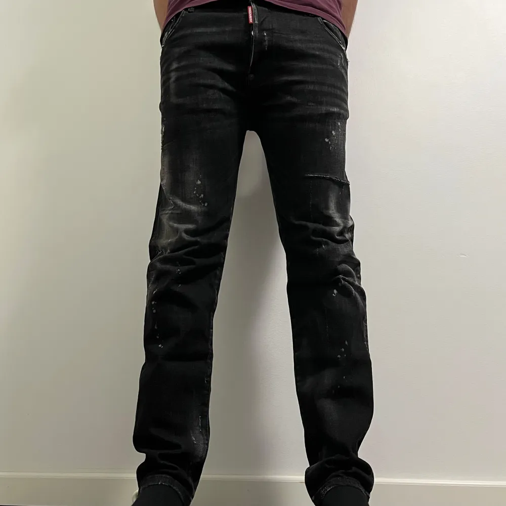 Svarta jeans från Dsquared2 med en sliten still. De har en klassisk femficksdesign och en diskret logga på fickan. Storlek: 52 men passar för 50/54 också. Inget kvitto ingår i köpet och därför kan jag gå ner i några hundralappar i pris! . Farkut & Housut.