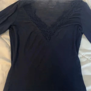 Intimissimi spets tröja - Köpt på plick knappt andvänd, super fin inga defekter elller något sånt. Pris kan diskuteras 