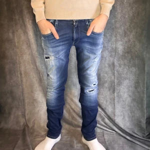Replay anbass slim fit med slitningar  - Mycket fint skick | Size 31/34 | modell 180 63 kg | Följare får 50 kr rabbat | fraktar spårbart inom 24 timmar med PostNord eller instabox |