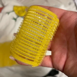Papiljotter - Säljer ett set med gula hårspolar 12sr Perfekta för att skapa volym och lockar i håret. Lätta att använda och ger ett fint resultat. Passar alla hårtyper. Inte använt. 