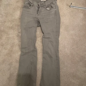 Grå jeans från Perfect Jeans - Snygga grå jeans från Perfect Jeans med klassisk femficksdesign och dragkedja. De har en rak passform som ger en stilren look. Perfekta för en avslappnad stil.