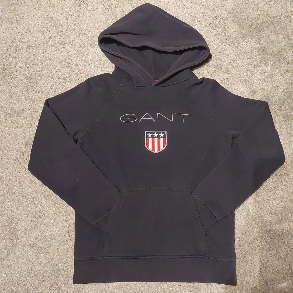 Mörkblå hoodie från GANT