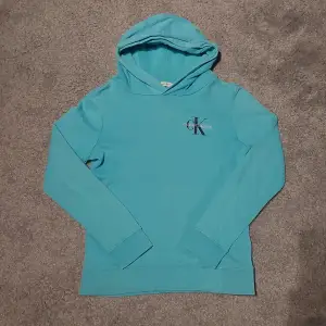 Säljer en snygg turkos hoodie från Calvin Klein i bra skick. Barn storlek 12 alltså passar 12 år men skulle säga att den passar mindre också.