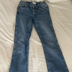 Blå bootcut jeans - Säljer mina mörkblåa jeans i storlek 164 från Gina tricot, är använda några gånger men är i mycket bra skick. Jeansen är low wait och bootcut💕
