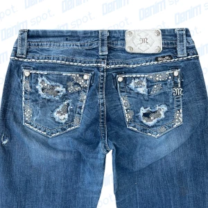 Miss me lowwaist bootcut jeans  - storlek w28• Mått: Längd: 102cm Innerbenslängd: 83,5cm Midjebredd: 41cm Lårbredd: 24,5cm Benöppning: 22cm • OBS: litet reparerat hål vid vänster bakficka. Vid frågor, meddela här!💙