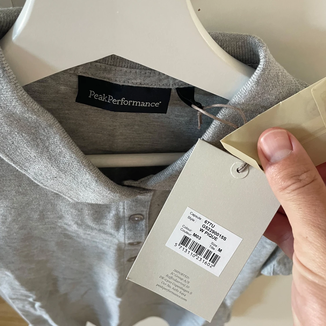 HELT NY Grå pikétröja från Peak Performance - 1