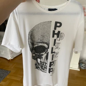 Vit t-shirt från Philipp Plein - Jättesnygg vit t-shirt från Philipp Plein. Superbra skick då min bror endast använt den 2 gånger☺️storlek XL men sitter som en L. Perfekt nu till våren med ett par jeans till🤩