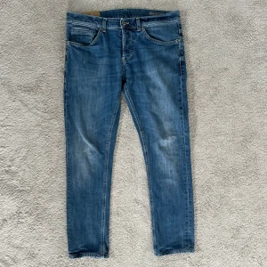 Dondup George - Tja! Säljer dessa tvärfeta blåa Dondup George jeans i storlek W34 i skick av så gott som nya. Jeansen har en en slitning vid höger fickan som skapar lite mer unikhet till din outfit. Hör av er vid frågor!
