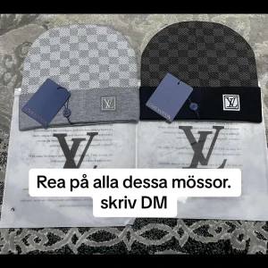 Mönstrade fina Mössor från ett väl känt märke  - Två stilrena mössor  i grått och svart. Båda har ett diskret rutigt mönster och är prydda. Perfekta för att hålla värmen med stil. Jag säljer två fina mössor 300 st och 500 tillsammans. (PRISET KAN DISKUTERAS).
