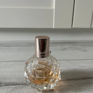 Ariana Grande Ari parfym 50ml - Säljer Ariana Grande Ari parfym 50ml, ca 40% kvar kan bifoga fler bilder