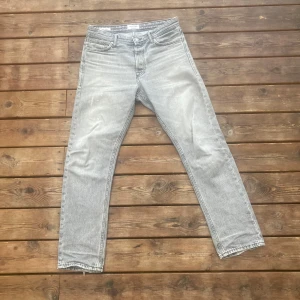 Feta grå jeans - Tja! Säljer nu mina feta och välanvända grå jeans! Storlek 29/32 passar någon som är runt 175-180. Skriv vid frågor