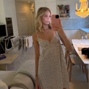 Brandy Melville klänning - Super gullig sommarklänning. OS men jag brukar ha XS/S. Knappt använd och har inga defekter.🥰