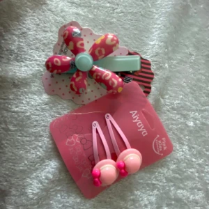 Färgglada hårklämmor och hårspännen - Säljer ett set med färgglada hårklämmor och hårspännen från Aiyaya och Yesgo. Inkluderar blommiga och prickiga mönster i rosa, gul och blå. Perfekt för att liva upp vilken frisyr som helst! 40kr/2pak/bild , helt ny , samma frakt 