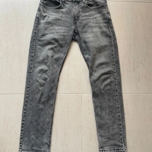 Grå Levis 502 jeans - Snygga grå Levis 502 jeans med en klassisk straight passform, Sparsamt använda