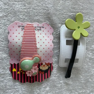 Färgglada hårklämmor med rosetter och blommor - Säljer ett set med söta hårklämmor i olika färger och former. Inkluderar klämmor med rosetter i pastellfärger, blommor och prickiga detaljer. Perfekt för att piffa upp vilken frisyr som helst! 40kr/2pak/bild , samma frakt 