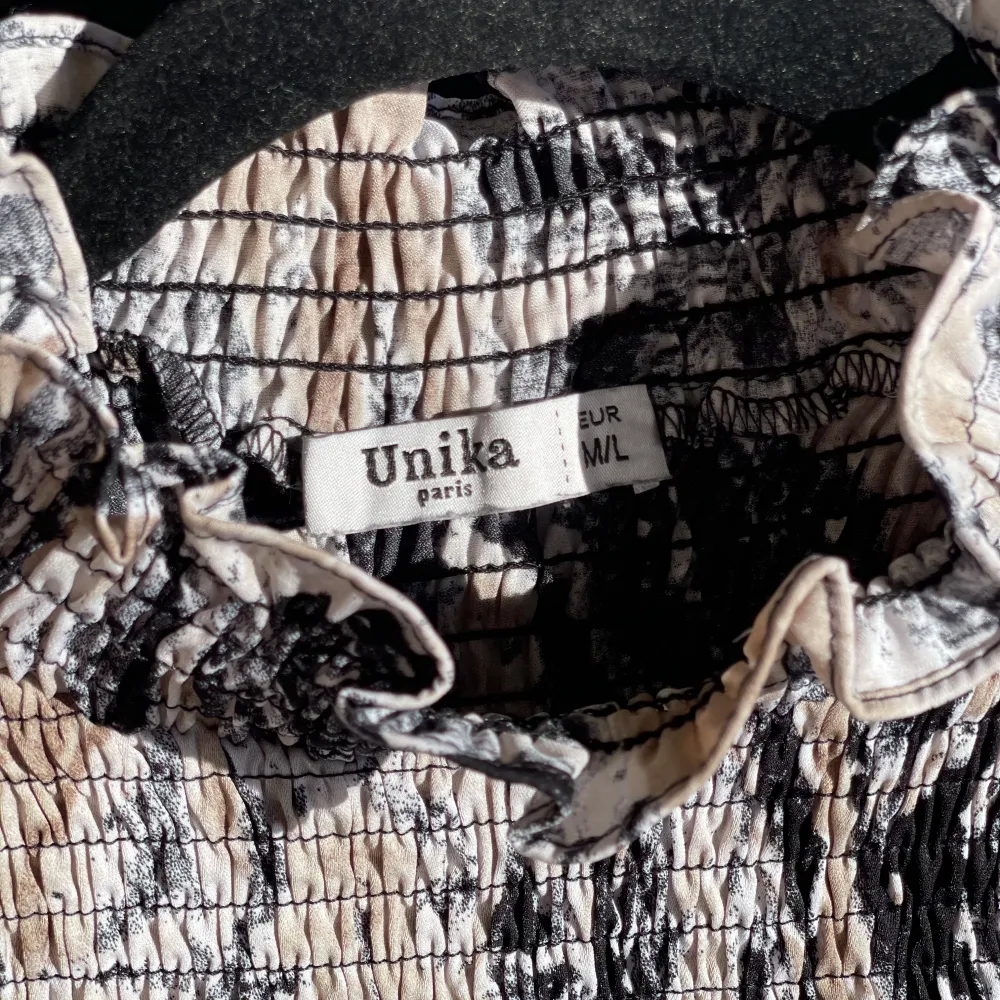 Blus från Unika Paris storlek M / L , luftigt och bekvämt material . Puserot.