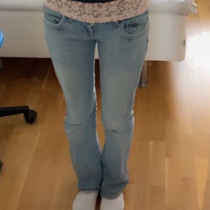Ljusblå LTB jeans - Ljusblå ltb jeans i bra skick. Det är i storlek 27/32 men passar 26 i midja också. De är i modellen valerie och har inga defekter. Byxan är sydd vid innebenen. Kan diskutera pris vid snabb affär. 