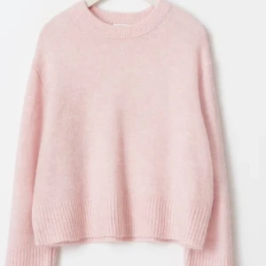 Rosa stickad tröja Gina - Mysig rosa stickad tröja med rund hals och långa ärmar med ”muddar”. Säljer en likadan i mörkblå då ingen av de kommer till användning just nu. Den rosa är imprensivt helt ny använd en gång och den blå använd enstaka gång. Hör av dig vid fundering eller köp direkt🩷