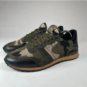 Valentino Rockrunner - Schyssta Valentino Rockrunners med ett camouflage-mönster. Perfekta till en outfit där du vill ha en tydligare del. || ALLT OG INGÅR, BOX, DUSTBAG OCH SNÖREN || Skick 8,5/10, användnings slitningar men är väldigt fräscha. Storlek: 42. || Kom med byten eller prisförslag ||