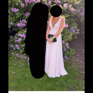 Ljusrosa Balklänning  - Säljer en super fin  ljusrosa balklänning med v-ringad design och ärmlös stil. Klänningen har ett fint plisserat tyg som ger en flödande känsla 🌸 kom jätte gärna privat för lite bättre bilder, kan även tänka mig att gå ner i pris 