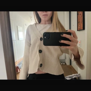 Stickad kofta - Säljer denna stickad kofta. Den har ett mini håll längst upp där bak, men inte något som syns då håret oftast hänger över (se sista bilden) 