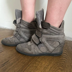 Skor med kilklack - Isabel Marant liknande skor storlek 39, normal i storlek men eventuellt lite ”utgådda” så kan passa större. Bra skick, finns tecken på användning men inga stora defekter.❤️‍🔥399kr