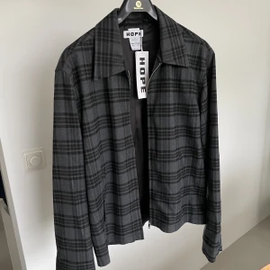 HOPE jacka - Helt ny jacka från HOPE. Storleken motsvarar typ M/L i herr. Nypris 2900, aldrig använd. Hör av er för mer information eller bilder 🤝