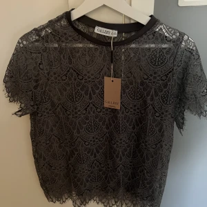 Spets t shirt - Helt oanvänd spets t shirt 