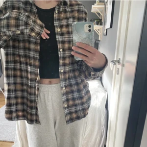 Skjorta 🤍🖤🤎 - Fin oversized skjorta, från H&M. Fint skick. 