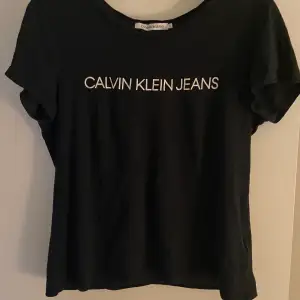 Säljer en Calvin Klein T-shirt i storlek L. Självklart äkta. 