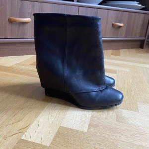 Svarta klackar - Otroliga svarta klackar som passar perfekt nu till hösten🤝🏽 Tyvärr för små för mig därför tvingas jag sälja.. Köpt second hand men är i riktigt bra skick😍🙏🏽