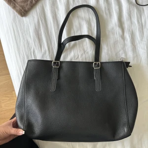 Väska  - En väska perfekt för någon som studerar eller behöver mycket plats. Skicket är använt men fortfarande bra! 