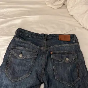 Skit snygga jeans med stängbara fickor bak. Jag älskar de men säljer då de är för små för mig. Väldigt bra skick, kanske använda 2-3 gånger. Storlek 158 typ som xxs/xs💕