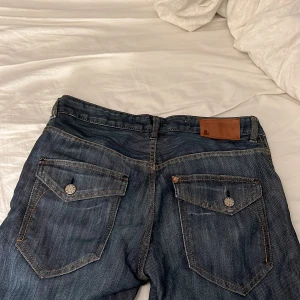 Jeans - Skit snygga jeans med stängbara fickor bak. Jag älskar de men säljer då de är för små för mig. Väldigt bra skick, kanske använda 2-3 gånger. Storlek 158 typ som xxs/xs💕