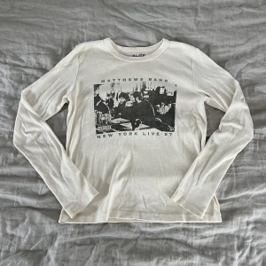 Långärmad tröja från Brandy Melville - Graphic tröja från Brandy Melville i bra skick. Mjukt material🫶🏻