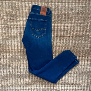 Replay Jeans - Replay jeans storlek 29/32. Jeansen är i väldigt fint skick 9,5/10. Hör av dig vid frågor/bilder! // Olle